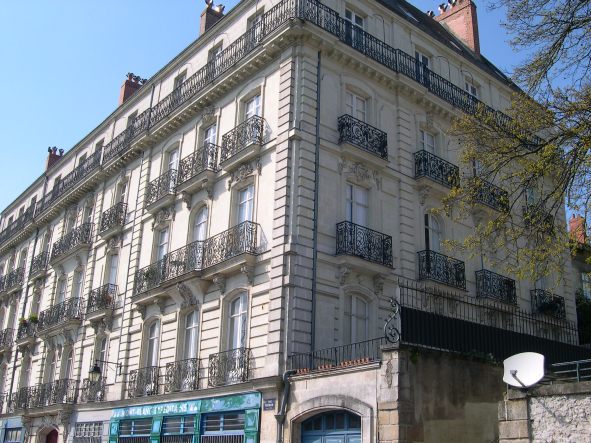  bel immeuble en pierre de taille
